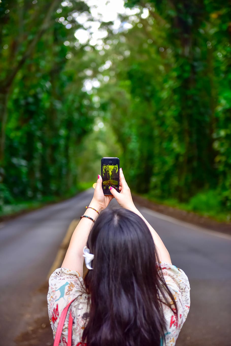 dona, celebració, smartphone, carrer, arbres, vista posterior, borrós, càmera, la llum del dia, dispositiu, cabell, mans, iphone, kauai, mòbil, model, parc, persona, fotògraf, fotografia, retrat, carretera, viatge de carretera, pantalla, estil, estiu, prendre fotos, pantalla tàctil, tecnologia, tecnologia sense fils, persones reals, telèfon mòbil, una persona, estils de vida, telèfon intel·ligent, activitat, dispositiu d’informació portàtil, comunicació, fotografiar, temes de fotografia, utilitzant el telèfon, activitat d'oci, arbre, dones, centrar-se en primer pla, dia, planta, a l'aire lliure, pentinat, 5K