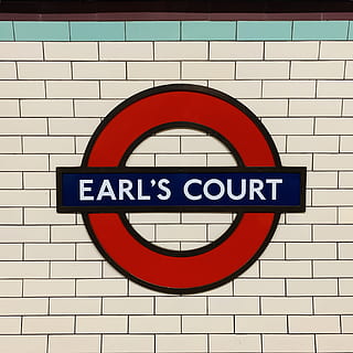 tijolo, logotipo, parede, telha, marca comercial, símbolo, transporte, placa de trânsito, placa, palavra, conde, condes, subterrâneo, volta, icônico, Londres, metrô, tubo, corte do conde, comunicação, texto, roteiro ocidental, arquitetura, recurso de construção de parede, forma geométrica, em formação, círculo, forma, ninguém, estrutura construída, vermelho, parede de tijolos, dia, fechar-se, sinal de informação, mensagem, 2K, CC0, domínio público, royalty free