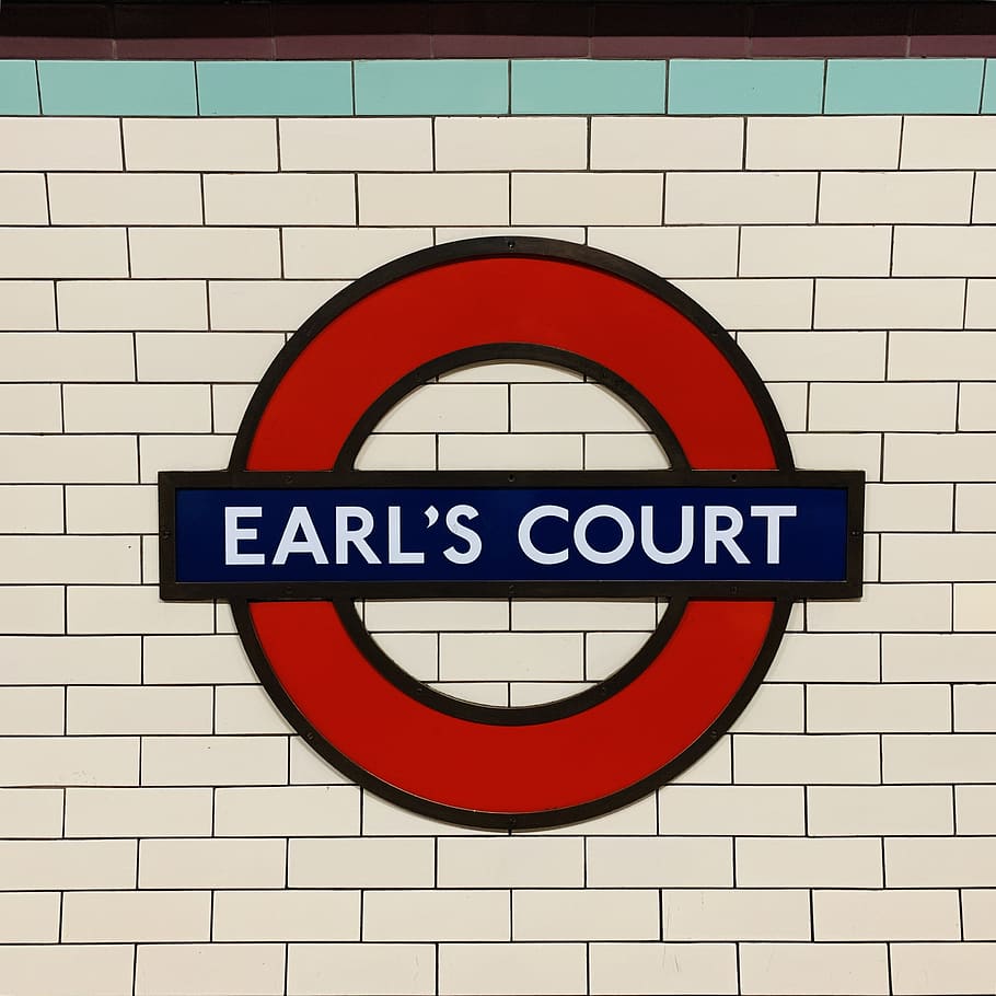 maó, logotip, paret, rajola, marca comercial, símbol, transport, senyal de trànsit, signe, paraula, comte, comtes, subterrani, rodó, icònica, Londres, metro, tub, tribunal del comte, comunicació, text, guió occidental, arquitectura, funció de construcció de parets, forma geomètrica, informació, cercle, forma, cap gent, estructura construïda, vermell, paret de maó, dia, primer pla, signe d'informació, missatge, 2K