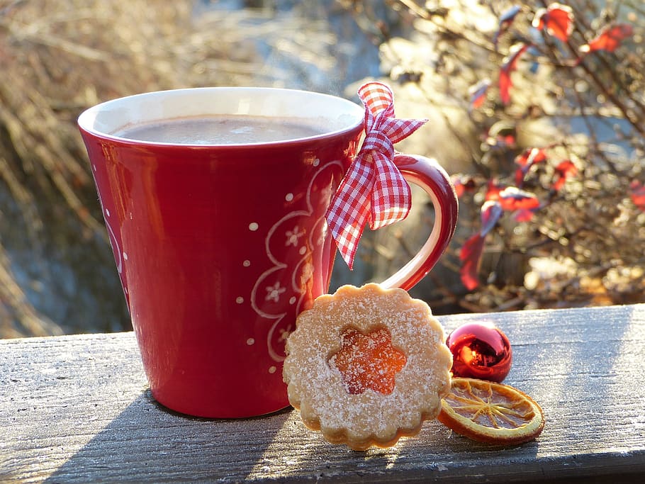 vermell, ceràmica, tassa, gris, fusta, superfície, advent, enfornar, borrós, trencar, xocolata, Nadal, cafè, tassa de cafè, fred, cookie, alba, desembre, beure, gaudeix, menjar, vidre, brisa, calenta, fora, descans, rústic, plat, sucre, assolellat, te, tradicional, hivern, menjar i beguda, refresc, taula, te - beguda calenta, beguda calenta, frescor, centrar-se en primer pla, naturalesa, tassa de te, cap gent, vaixella, primer pla, 4K