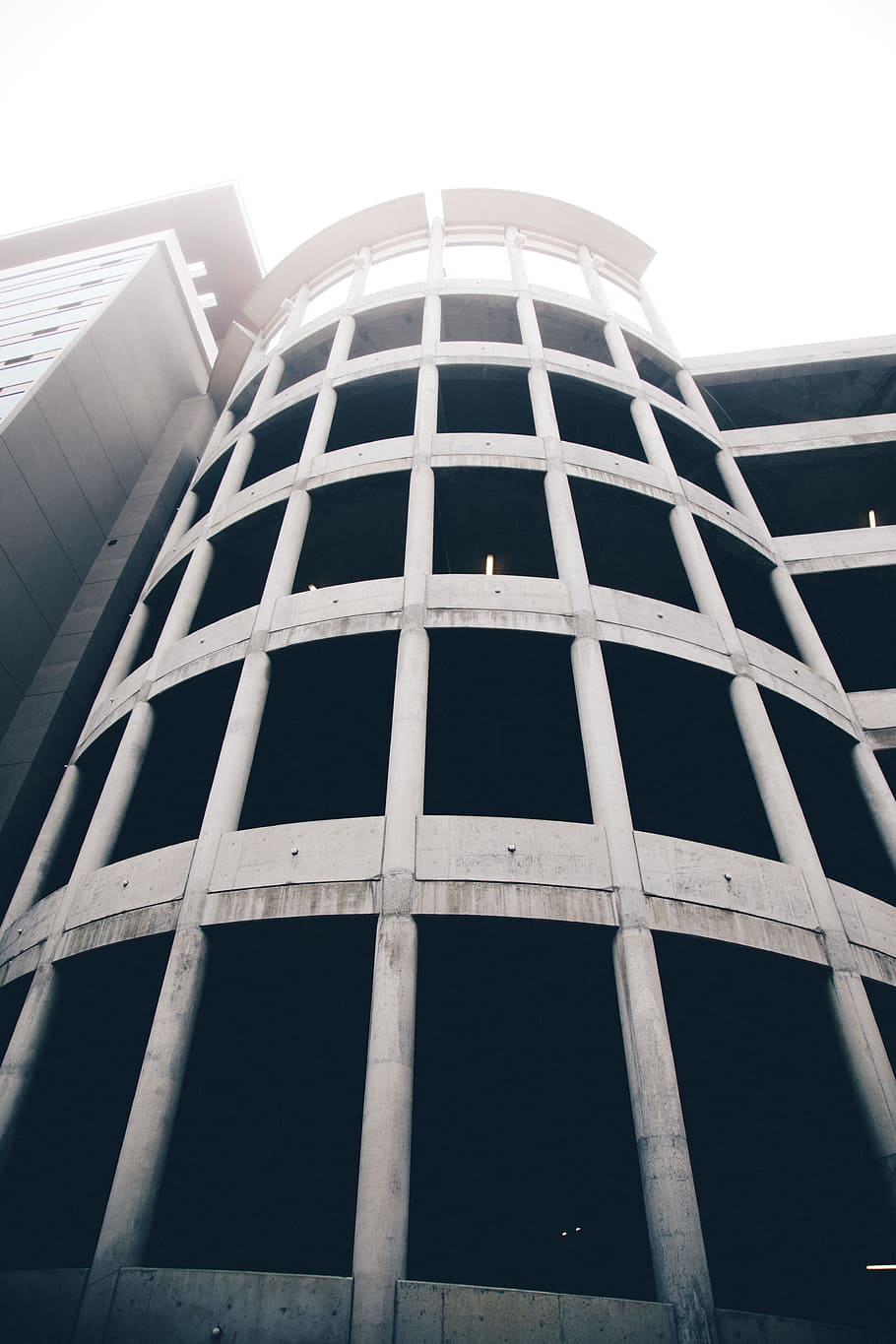 edifici blanc, edifici, cel, boira, finestra, arquitectura, urbà, ciutat, blanc i negre, aparcament, garatge, concret, columna, fons, aparcament espiral, Charlotte, charlotte nc, infraestructura, estructura construïda, gratacels, edifici d'oficines, escena urbana, exterior de l'edifici, modern, industria de la construcció, negocis, futurista, torre, vidre - material, alta - alta, façana, reflexió, acer, a l'aire lliure, cap gent, districte del centre de la ciutat, vida de ciutat, blau, vista d’angle baix, paisatge urbà, dia, apartament, nou, arquitectura i edificis, 5K