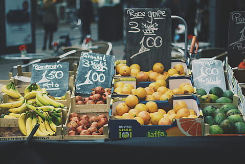 diverse fruitmanden, voedsel, gezond eten, markt, eten en drinken, tekst, kleinhandel, fruit, versheid, communicatie, prijslabel, welzijn, keuze, te koop, westers schrift, marktkraam, variatie, grote groep objecten, aantal, overvloed, houder, geen mensen, kleinhandelsvertoning, verkoop, oranje, prijs, 5K, CC0, publiek domein, royaltyvrij