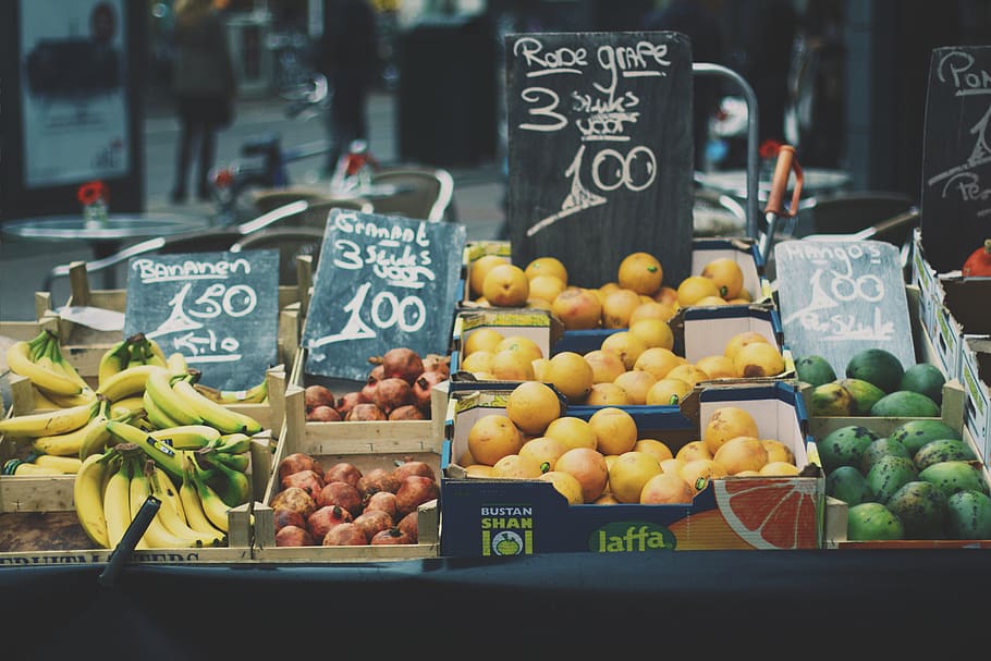 diverse fruitmanden, voedsel, gezond eten, markt, eten en drinken, tekst, kleinhandel, fruit, versheid, communicatie, prijslabel, welzijn, keuze, te koop, westers schrift, marktkraam, variatie, grote groep objecten, aantal, overvloed, houder, geen mensen, kleinhandelsvertoning, verkoop, oranje, prijs, 5K