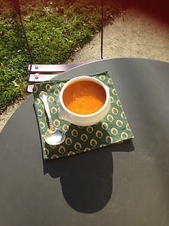 sopa, menjar i beguda, beure, refresc, vista d’angle alt, menjar, frescor, taula, tassa, dia, cafè, directament a sobre, cap gent, te, natura morta, cafè - beguda, a l'aire lliure, beguda calenta, benestar, tassa de te, vaixella, 2K, CC0, domini públic, lliure de regalies