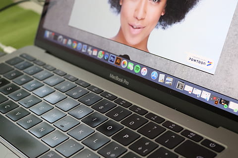 Computer, Tastatur, Hardware-, Elektronik, Computer Tastatur, Computerhardware, pc, Laptop, Büro, albignasego, Bildschirm, Mensch, Person, Haar, MacBook, Apfel, video eppyou, Monitor, Anzeige, LCD Bildschirm, Technologie, kabellose Technologie, Kommunikation, Verbindung, eine Person, Vorderansicht, Erwachsene, Frau, junger Erwachsener, Lebensstile, Internet, Freizeitbeschäftigung, drinnen, mit laptop, tragbares Informationsgerät, Mobiltelefon, echte Menschen, Frisur, 5K, CC0, gemeinfrei, lizenzfrei