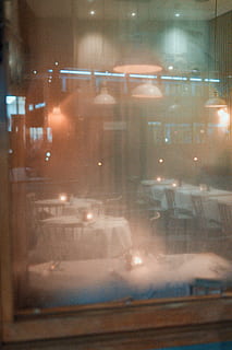 vacío, mesas de comedor, dentro, edificio, naturaleza, al aire libre, niebla, fumar, urbano, ciudad, pueblo, metrópoli, clima, nieve, niebla tóxica, iluminación, invierno, restaurante, contaminación, escenario, decoración del hogar, café, tormenta, transparente, material de vidrio, ventana, iluminado, reflexión, modo de transporte, noche, adentro, arquitectura, nadie, desenfocado, vehículo terrestre, movimiento, transporte, estructura construida, mesa, destello de lente, vaso, 5K, CC0, dominio público, libre de derechos