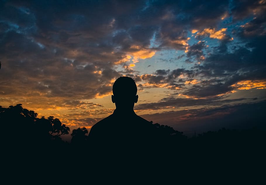 silhouette, uomo, Guardando, d'oro, ora, retroilluminato, nuvole, persona, cielo, Alba, tramonto, nuvola - cielo, colore arancione, bellezza nella natura, persone reali, attività di svago, natura, la tranquillità, stili di vita, scenics - natura, una persona, scena tranquilla, in piedi, uomini, idilliaco, retrovisore, all'aperto, 4K