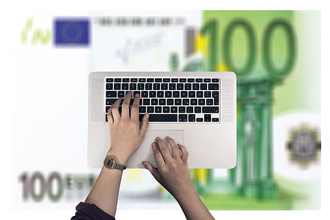 klávesnice, ruce, napsat, vstup, klíče, euro, peníze finance, online, vydělat, podnikání, laptop, úspěch, zisk, prodat, Koupit, technologie, jedna osoba, sdělení, počítač, bezdrátové technologie, lidské ruky, část lidského těla, spojení, ruka, uvnitř, zaměřit se na popředí, počítačové vybavení, část těla, text, dospělý, skutečných lidí, životního stylu, ženy, pomocí přenosného počítače, prst, 4K, CC0, veřejná doména, bez autorských práv