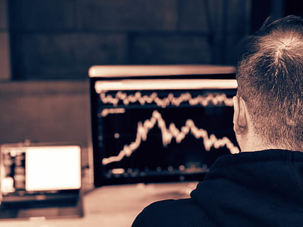 computer, kurve, lager, Luke, Bitcoin, stat, statistik, en person, bagfra, hovedskud, portræt, fokus på forgrunden, herrer, rigtige mennesker, kunstkultur og underholdning, voksen, indendørs, musik, teknologi, livsstil, moden voksen, hanner, musikinstrument, klaver, fritidsaktivitet, sort farve, 4K, CC0, offentligt domæne, royaltyfrie