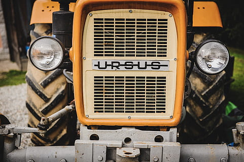 tractor groc ursus, vell, poble, tractor, vehicle terrestre, manera de transport, estil retro, faro, transport, metall, automòbil, cap gent, centrar-se en primer pla, cotxe, primer pla, dia, antiguitat, nombre, text, vintage, a l'aire lliure, rovellat, 4K, CC0, domini públic, lliure de regalies