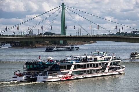 bro, flod, skib, flodnavigation, transport ad indre vandveje, mere, udflugtsskib, udflugtsbåd, ferier, sightseeing, fritid, lempelse, rejse, rhine krydstogter, Rhinen, cologne, severin bro, transportmidler, vand, nautiske fartøj, bygget struktur, arkitektur, bro - menneskeskabt struktur, himmel, forbindelse, transportform, sky - himmel, havnefronten, natur, ingeniørarbejde, dag, rejsemål, passagerskib, 5K, CC0, offentligt domæne, royaltyfrie