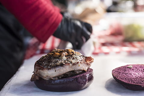 Person Backen Gebäck, Rindfleisch, verwischen, Brot, Burger, Käse, Kochen, köstlich, Fast Food, Lebensmittel, Hamburger, Hände, Mittagessen, Mahlzeit, Fleisch, Modern im Freien, draußen, Person, lila, Sandwich, Tabelle, lecker, Essen und Trinken, eine Person, Frische, Erwachsene, menschliche Hand, Hand, menschliches Körperteil, Nahansicht, selektiver Fokus, Fokus auf den Vordergrund, fertig für den Verzehr, Mittelteil, drinnen, Vorbereitung, Geschäft, Besetzung, Koch, französisches Essen, 5K, CC0, gemeinfrei, lizenzfrei