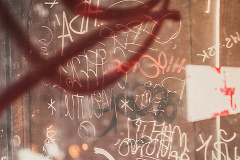mehrfarbige Wandmarkierungen, Graffiti, Spiegel, Bokeh, alt, Rau, verwischen, verlassen, Kalligraphie, Handschrift, Text, Wort, Papier-, Zubehör, Et-Zeichen, Alphabet, Kommunikation, westliche Schrift, keine Leute, Nahansicht, Kunst und Handwerk, Kreativität, Herzform, Botschaft, Vollbild, die Architektur, drinnen, mehrfarbig, Wandbau - Funktion, Brief, Tag, Sonnenlicht, 5K, CC0, gemeinfrei, lizenzfrei