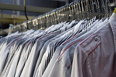 roupas sortidas penduradas, cabide, em uma sequência, suspensão, arara, prateleira, têxtil, loja, grande grupo de objetos, o negócio, ninguém, roupas, dentro de casa, varejo, arranjo, ordem, compras, indústria, abundância, focar em primeiro plano, foco seletivo, exibição de varejo, 5K, CC0, domínio público, royalty free