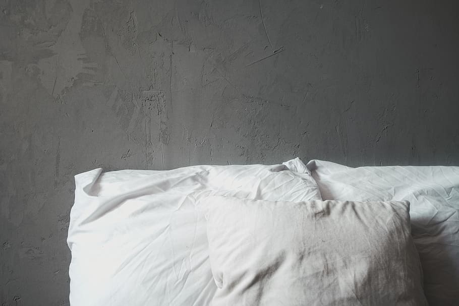 tre cuscini bianchi, letto, biancheria da letto, minimo, grigio, interno, design, calcestruzzo, bianca, Camera da letto, buio, industriale, cuscino, stanza domestica, foglio, confortevole, in casa, nessuno, addormentato, interno di casa, appartamento, sfondi, Hotel, caratteristica della parete, coperta, materasso, piumone, rilassamento, moderno, biancheria, arredamento, mobilia, stili di vita, testata, decorazione, mattina, Casa, lusso, eleganza, 5K