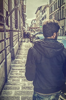 a piedi, solo, pensiero, speranza, strada, Camminando, ragazzo che cammina, tipo, viaggio, in viaggio, triste, tristezza, roaming, marciapiede, edifici, inverno, nuvoloso, barba, architettura, una persona, retrovisore, struttura costruita, esterno dell'edificio, uomini, persone reali, maschi, città, stili di vita, attività di svago, in piedi, ragazzi, concentrarsi sulle conoscenze acquisite, giorno, dalla vita in su, tre quarti, abbigliamento casual, costruzione, all'aperto, cappuccio - abbigliamento, vestiti caldi, 4K, CC0, dominio pubblico, privo di copyright