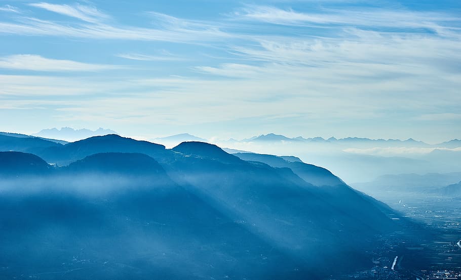 bjerge, let snefald, skyer, humør, blå, bjerg, scenics - natur, skønhed i naturen, himmel, rolig scene, bjergkæde, sky - himmel, ro, landskab, miljø, ikke-urbane scene, tåge, idyllisk, natur, ingen mennesker, fjern, dag, majestætisk, udendørs, dramatisk landskab, bjergtop, 5K