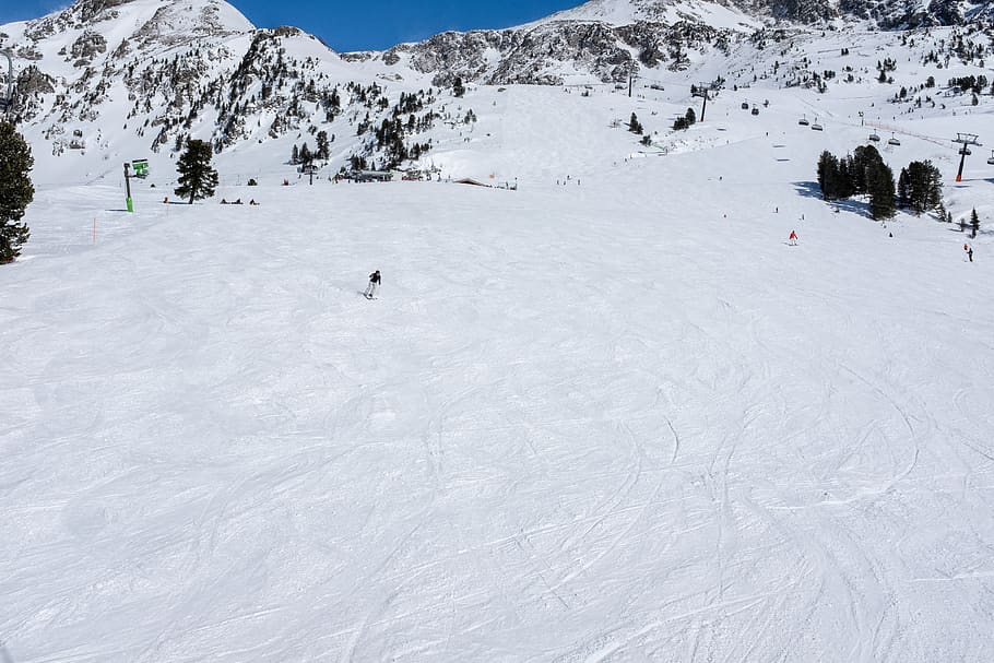 kaldtemperatur, snø, vinter, fjell, naturskjønnhet - natur, skjønnhet i naturen, sport, hvit farge, Vintersport, fjellkjede, stå på ski, dag, fritidsaktivitet, natur, eventyr, ferie, ukjennelig person, ferier, tilfeldige mennesker, snødekte fjell, utendørs, 5K