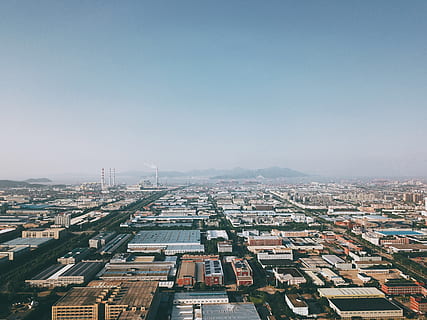 braunes Gebäude, draußen, Luftaufnahme, Landschaft, Natur, Stadt, Gebäude, städtisch, Stadt, Dorf, China, 508 Qiantangjiang Mitte rd, Ningbo Shi, Dach, Horizont, Stadtbild, Antenne, Innenstadt, seelandschaft, Smog, Gebäudehülle, die Architektur, gebaute Struktur, Himmel, Wohngegend, klarer Himmel, kopieren sie platz, Tag, Menge, überfüllt, High Angle View, Sonnenlicht, Blau, Bürogebäude außen, Wolkenkratzer, Siedlung, 4K, CC0, gemeinfrei, lizenzfrei