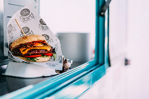 selectiu, focalitzar la fotografia, cuit, hamburguesa, vedella, borrós, pa, pastes, cheeseburger, primer pla, deliciós, menjar ràpid, menjar, enciam, carn, entrepà, per emportar, saborós, verdures, menjar poc saludable, menjar i beguda, llest per menjar, treureu menjar, frescor, indulgència, cap gent, enfocament selectiu, a l'interior, bun, vidre - material, temptació, berenar, 5K, CC0, domini públic, lliure de regalies
