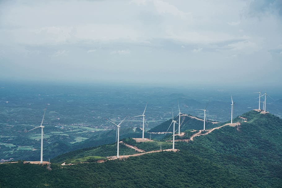 maszyna, silnik, turbina, turbina wiatrowa, na dworze, Natura, budynek, mieszkaniowy, nachylenie, krajobraz, wylądować, sceneria, przygoda, zajęcia rekreacyjne, pogoda, pole, niebo, lazurowe niebo, dom, chmura - niebo, środowisko, ochrona środowiska, żadnych ludzi, wytwarzanie paliwa i energii, Elektryczność, dzień, energia odnawialna, technologia, alternatywna energia, piękno natury, scenics - natura, moc wiatru, architektura, zasilacz, zrównoważone zasoby, 8K