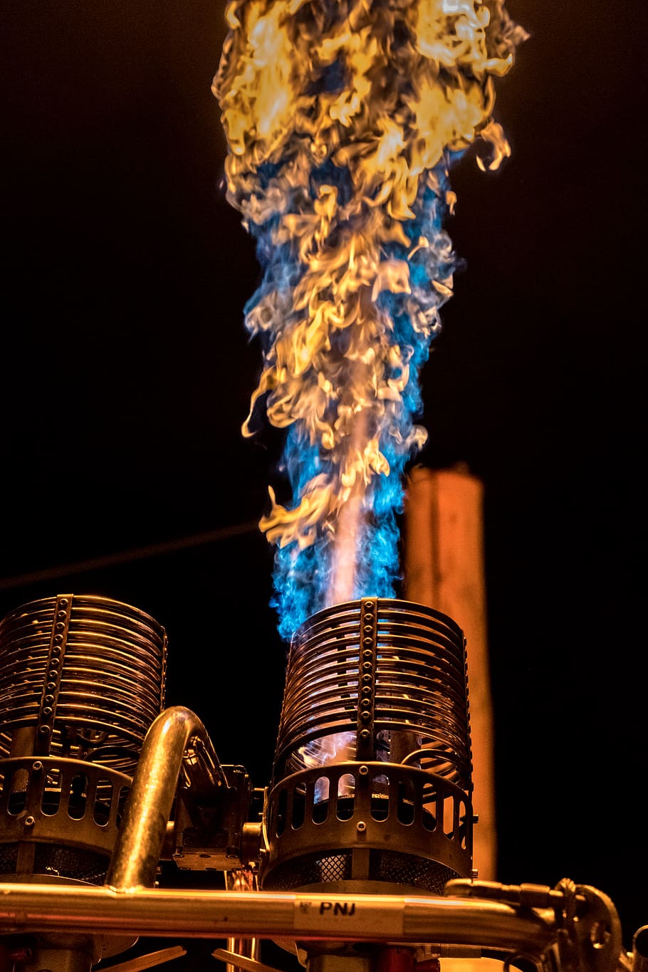 Feuer, Flamme, heiß, warm, Metall, Steampunk, Fotografie, brennen, fujifilm, Hitze, Heißluftballon, keine Leute, schwarzer Hintergrund, Studioaufnahme, Kunst, Kultur und Unterhaltung, Musik-, beleuchtet, Musikinstrument, drinnen, Nahansicht, goldfarben, Stapel, Natur, Verbrennung, Nacht-, die Architektur, Kreativität, kopieren sie platz, 5K