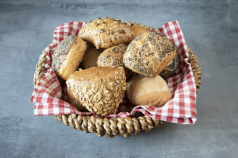 brødruller, brød, morgenmad, mad, mad og drikke, friskhed, indendørs, serviet, stilleben, studio skud, høj vinkel visning, bagt, ingen mennesker, kontrolleret mønster, bolle, tæt på, viskestykke, klar til at spise, papir, direkte over, sund kost, velvære, 5K, CC0, offentligt domæne, royaltyfrie