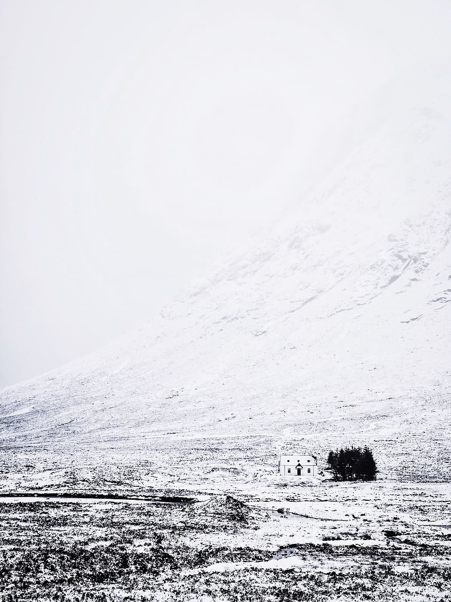 einsam, allein, Konstruktion, Winter, Haus, Residenz, behalten, Landschaft, Berg, Schnee, kalte Temperatur, Schönheit in der Natur, Szenen - Natur, Ruhe, Natur, Tag, keine Leute, Umgebung, ruhige Szene, Nicht-städtische Szene, Himmel, idyllisch, draußen, Land, schneebedeckter Berg, 4K