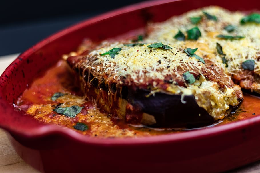 menjar a la planxa xapat, cocció, alfàbrega, formatge, primer pla, cuina, deliciós, sopar, albergínia, epicure, menjar, fotografia de menjar, saludable, dinar, carn, regust, pebre, placa, restaurant, amanida, salsa, saborós, tomàquet, vegetals, menjar i beguda, llest per menjar, a l'interior, frescor, enfocament selectiu, cap gent, alimentació saludable, indulgència, producte diari, pizza, natura morta, centrar-se en primer pla, benestar, esmorzar, fusió, vaixella, 5K