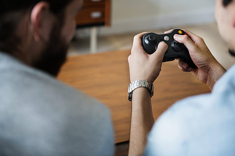 fotografie, persoană, deținere, gamepad, analog, estompa, butoane, a închide, adancimea terenului, electronic, concentra, distracţie, joc, consolă de jocuri, controlor de joc, baieti, joypad, bărbați, oameni, tehnologie, împreună, fără fir, adult, în interior, vedere din spate, ocupaţie, lovitură de cap, oameni adevărați, fotografii tematice, Sesiuni foto, selectiv, masa, peste vederea umerilor, aparat de fotografiat - echipament fotografic, activitate, concentraţie, stiluri de viață, 5K, CC0, domeniu public, fără drepturi de autor