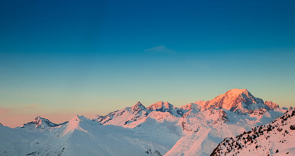 pohoří, Příroda, hora, venku, vrchol, sklon, led, sníh, Mont Blanc, západ slunce, lyže, bydlení, budova, scenérie, architektura, věž, kostelní věž, ledovec, dobrodružství, scenics - příroda, studená teplota, zimní, nebe, krása v přírodě, zasněžené hory, klidné scény, klid, životní prostředí, idylický, modrý, mrak - nebe, krajina, nikdo, mimoměstské scény, horský vrchol, formace, 5K, CC0, veřejná doména, bez autorských práv