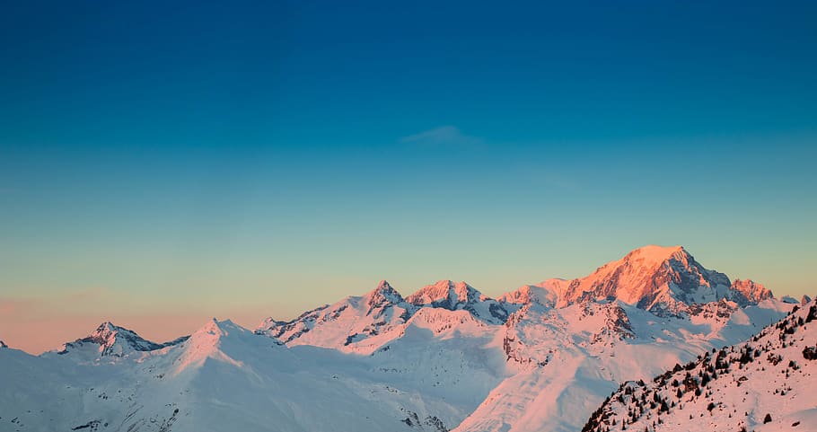 pohoří, Příroda, hora, venku, vrchol, sklon, led, sníh, Mont Blanc, západ slunce, lyže, bydlení, budova, scenérie, architektura, věž, kostelní věž, ledovec, dobrodružství, scenics - příroda, studená teplota, zimní, nebe, krása v přírodě, zasněžené hory, klidné scény, klid, životní prostředí, idylický, modrý, mrak - nebe, krajina, nikdo, mimoměstské scény, horský vrchol, formace, 5K