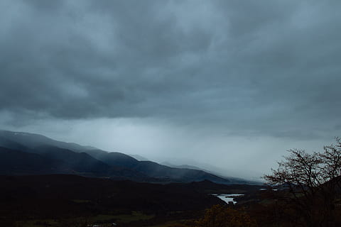 mountains, cloudy, sky, cloud, mountain range, mountain, united states, siskiyou pass, haze, storm, fog, foggy, rain, mist, misty, outdoors, weather, nature, dark, blue, tree, lake, cloud - sky, scenics - nature, beauty in nature, tranquil scene, tranquility, no people, overcast, plant, non-urban scene, environment, storm cloud, landscape, ominous, mountain peak, 4K, CC0, public domain, royalty free