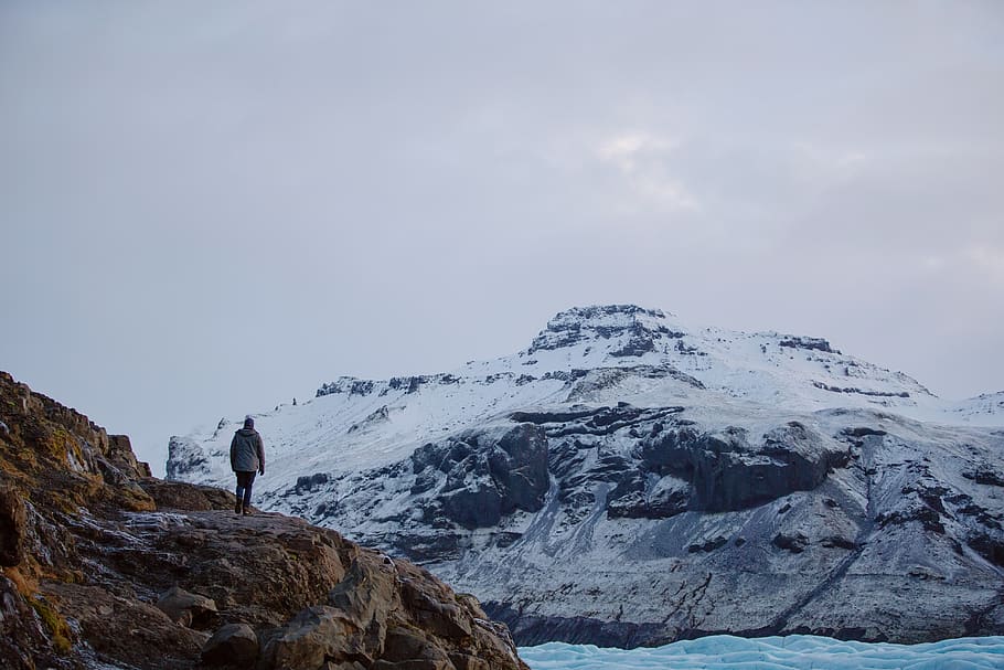 besneeuwde berg, natuur, berg-, buitenshuis, persoon, menselijk, ijs-, gletsjer, sneeuw, Sveitarfélagið hornafjörður, IJsland, wandelen, op reis, reis, ijzig, bergketen, top, avontuur, vrijetijdsactiviteiten, helling, vrijetijdsbesteding, hemel, koude temperatuur, winter, een persoon, schoonheid in de natuur, scenics - natuur, levensstijlen, echte mensen, staand, met sneeuw bedekte berg, activiteit, kalmte, mannen, volledige lengte, bergtop, 5K