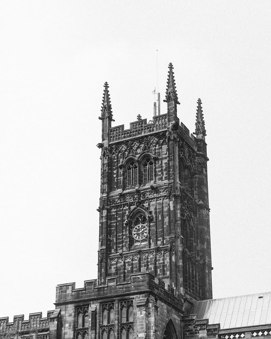 edifici de formigó gris, torre, Torre del Rellotge, fletxa, campanar, rellotge, Església, blanc i negre, arquitectura, edifici, parlament, edifici d'oficines, arquejat, arc, torre de control, ciutat, urbà, temple, santuari, exterior de l'edifici, estructura construïda, cel, vista d’angle baix, cel clar, religió, còpia espai, lloc de culte, espiritualitat, naturalesa, creença, dia, cap gent, història, a l'aire lliure, estil gòtic, 2K