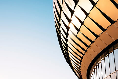edifício moderno, arquitetura, desenhar, céu, céu limpo, visão de baixo ângulo, estrutura construída, exterior do edifício, natureza, dia, ninguém, luz solar, moderno, copie o espaço, ao ar livre, construção, padronizar, vidro - material, escritório, azul, janela, ensolarado, exterior do prédio de escritórios, arranha-céu, 2K, CC0, domínio público, royalty free