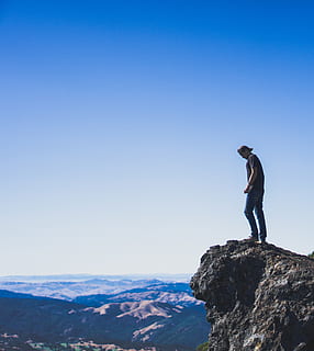 man på klippan, rollinghill, klippa, skönhet i naturen, himmel, scenics - natur, sten, rock-objekt, stående, fritidsaktivitet, fast, en person, blå, berg, lugn plats, klar himmel, sidovy, natur, full längd, livsstilar, riktiga människor, icke-urbana scenen, lugn, bergskedja, utomhus, tittar på vyn, bergstopp, 4K, CC0, offentligt domän, royaltyfria