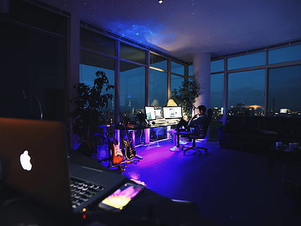 travail, homme, éclairage, penthouse, appartement, entrepreneur, bureau à domicile, bataille, poste de travail, postes de travail, Macbook Pro, macbook, coup de tonnerre, Pomme, Bureau, nuit, groupe de personnes, illuminé, Vrais gens, Hommes, ordinateur, La technologie, adulte, affaires, architecture, personnes, à l'intérieur, la communication, table, femmes, structure construite, Occupation, modes de vie, vie nocturne, 4K, CC0, domaine public, libre de droits