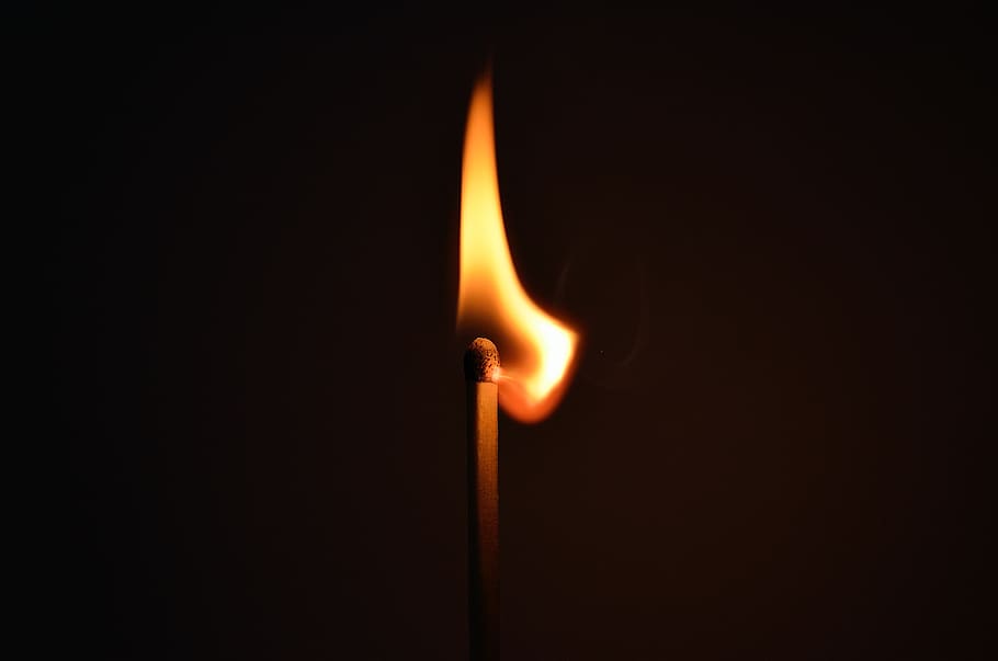 partit encès il·luminat, cremar, cremant, primer pla, fosc, foc, flama, calenta, encès, macro, matchstick, calor - temperatura, foc - fenomen natural, a l'interior, fons negre, cap gent, tir de l'estudi, naturalesa, il·luminat, brillant, vela, còpia espai, color taronja, equips d’il·luminació, religió, fusió, lluminositat, 4K