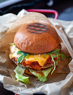 foto ravvicinata, hamburger al formaggio, appetitoso, Manzo, sfocatura, ciambella, formaggio, avvicinamento, delizioso, profondità di campo, conoscitore, Fast food, messa a fuoco, cibo, fotografia di cibo, Hamburger, lattuga, pasto, acquolina in bocca, spuntino, gustoso, cibo e bevande, Sandwich, pronto a mangiare, pane, freschezza, mangiare malsano, verdura, in casa, nessuno, concentrarsi sulle conoscenze acquisite, carne, natura morta, porzioni, prendi cibo, tentazione, 4K, CC0, dominio pubblico, privo di copyright