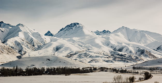 naturskøn, udsigt, bjerge, vinter, skyer, overskyet, kold, dagslys, frost, Frosset, gletscher, dyster, høj, is, idyllisk, landskab, bjergtop, natur, udendørs, himmel, sne, snedækket, rolig, rejse, træer, vinterlandskab, kold temperatur, bjerg, scenics - natur, snedækket bjerg, miljø, skønhed i naturen, bjergkæde, rejsemål, ingen mennesker, jord, rolig scene, ro, fyrretræ, fyrreskov, 5K, CC0, offentligt domæne, royaltyfrie