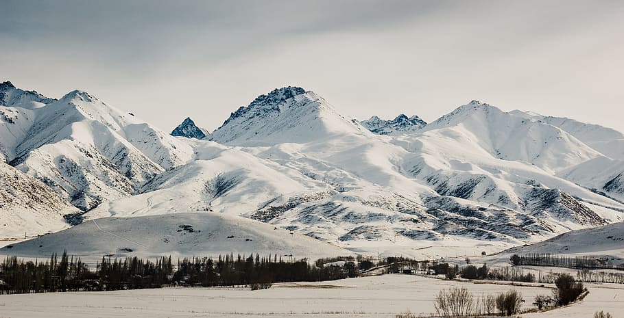 naturskøn, udsigt, bjerge, vinter, skyer, overskyet, kold, dagslys, frost, Frosset, gletscher, dyster, høj, is, idyllisk, landskab, bjergtop, natur, udendørs, himmel, sne, snedækket, rolig, rejse, træer, vinterlandskab, kold temperatur, bjerg, scenics - natur, snedækket bjerg, miljø, skønhed i naturen, bjergkæde, rejsemål, ingen mennesker, jord, rolig scene, ro, fyrretræ, fyrreskov, 5K