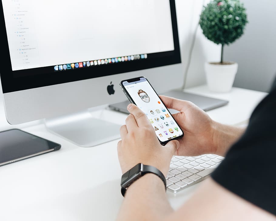 osoba, hospodářství, iphone x, telefon, mobilní, pohybliví, počítač, ruka, držet, hodinky, kavkazský, bokeh, rozmazat, technologie, dálkové ovládání, počítačový monitor, podnikání, lidské ruky, lidé, Internet, uvnitř, zařízení, ženy, moderní, muži, řízení, televizní sada, životního stylu, chytrý telefon, detail, bezdrátové technologie, mobilní telefon, počítače Apple, 4K