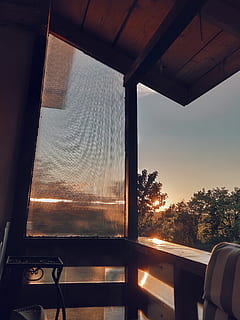 veranda durante la puesta de sol, arquitectura, amanecer, casa, adentro, ligero, al aire libre, reflexión, pantalla, silueta, Dom, puesta de sol, arboles, veranda, ver, de madera, cielo, material de vidrio, ventana, transparente, árbol, naturaleza, nadie, planta, asiento, luz del sol, estructura construida, día, nube - cielo, ausencia, material de madera, techo, 4K
