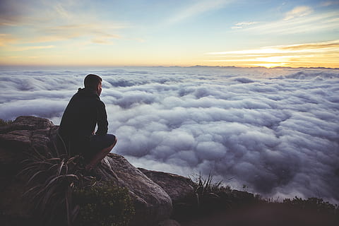 tramonto, cielo, nuvole, tipo, analizzare, cercare, guardare, rocce, persone, nuvola - cielo, bellezza nella natura, scenics - natura, attività di svago, una persona, stili di vita, persone reali, seduta, scena non urbana, natura, la tranquillità, scena tranquilla, roccia - oggetto, idilliaco, solido, roccia, vacanze, guardando a vista, all'aperto, 2K, CC0, dominio pubblico, privo di copyright