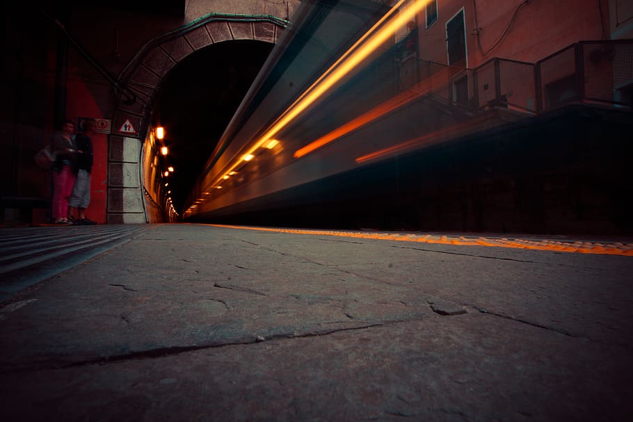 grå, tog, undergrundsbane, transportmidler, terminal, køretøj, togstation, human, person, Italien, Riomaggiore, tunnel, lys, udforske, bevægelse, gammel, platform, tog tunnel, orange, rød, arkitektur, belyst, bygget struktur, nat, retning, by, forbindelse, gade, lang eksponering, vejen frem, bro - menneskeskabt struktur, bro, ingen mennesker, vej, belysningsudstyr, bygning udvendig, hastighed, lys spor, overflade niveau, 5K