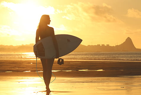 donna, detenzione, tavola da surf, in piedi, litorale, tramonto, controluce, spiaggia, nuvole, alba, ragazza, oceano, ricreazione, sabbia, mare, riva del mare, estate, sole, luce del sole, Surf, surfer, ragazza surfista, vacanza, a piedi, acqua, cielo, colore arancione, una persona, bellezza nella natura, terra, stili di vita, lunghezza intera, attività di svago, natura, persone reali, scenics - natura, nuvola - cielo, adulto, all'aperto, riflesso lente, 5K, CC0, dominio pubblico, privo di copyright