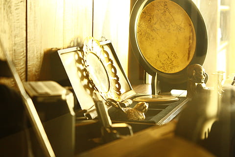 rústico, imágenes, marcos, gabinete, adornos, recuerdo, regalos, presenta, retro, vieja escuela, vendimia, madera, metal, robar, acero, plato, de madera, música, antiguo, nadie, instrumento musical, adentro, de cerca, estilo retro, enfoque selectivo, historia, el pasado, latón, comunicación, cultura de las artes y entretenimiento, naturaleza muerta, color dorado, globo - objeto hecho por el hombre, mesa, equipo musical, 4K, CC0, dominio público, libre de derechos