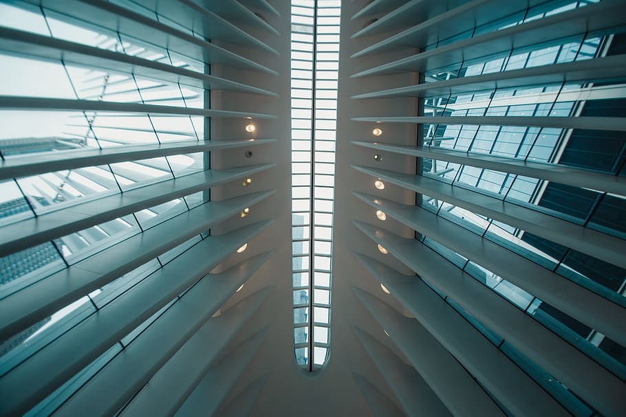Basso, fotografia ad angolo, soffitto della struttura, progettazione architettonica, architettura, costruzione, soffitto, contemporaneo, giorno, design, futuristico, bicchiere, oggetti di vetro, pannelli di vetro, finestre di vetro, alto, in casa, dentro, luci, colpo basso angolo, moderno, architettura moderna, acciaio, struttura, urbano, finestre, struttura costruita, nessuno, modello, fotogramma intero, Inquadratura dal basso, ripetizione, illuminato, sfondi, metallo, vetro - materiale, finestra, attrezzatura per l'illuminazione, caratteristica architettonica, edificio per uffici esterno, 5K