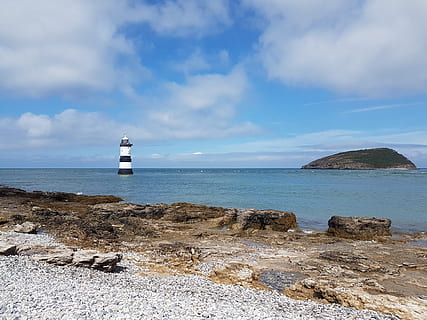anglesey, maják, pláž, letní, Wales, pobřeží, moře, voda, nebe, vedení, věž, mrak - nebe, Skála, scenics - příroda, bezpečnostní, horizont nad vodou, bezpečnost, rock - objekt, ochrana, horizont, pevný, Příroda, klidné scény, nikdo, venku, 4K, CC0, veřejná doména, bez autorských práv